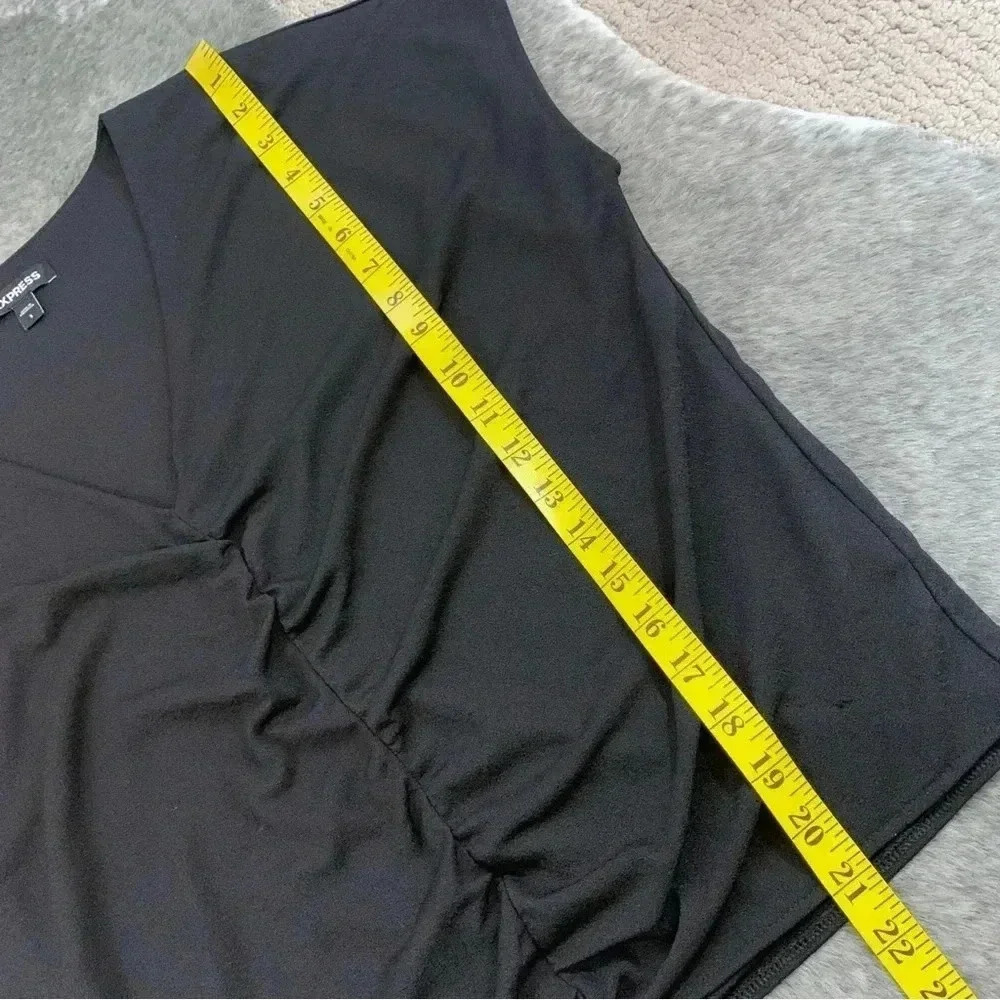 Relaxed V-Neck Ruched Tee - Picture 9 of 10